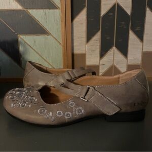 Taos Floral Embroidered Mary Jane Flats Taupe Gray Leather Womens 8.5